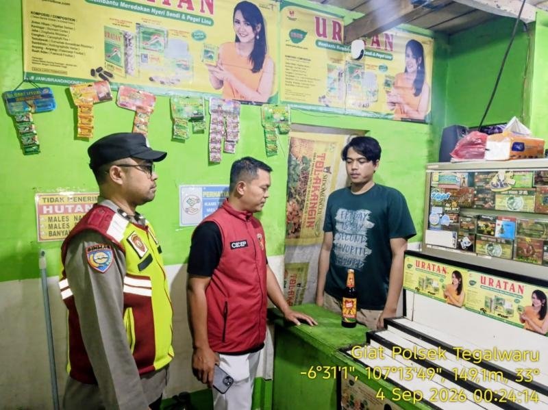 Antisipasi Peredaran Miras, Personil Polsek Tegalwaru Unit Reskrim Gelar URC 2026 Sasar Pedagang Jamu