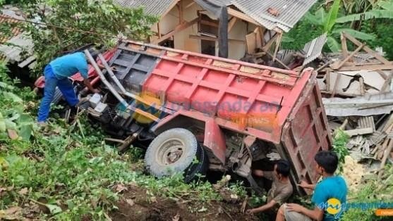Dumptruk Terjun ke Jurang, Timpa Rumah Warga di Pangandaran