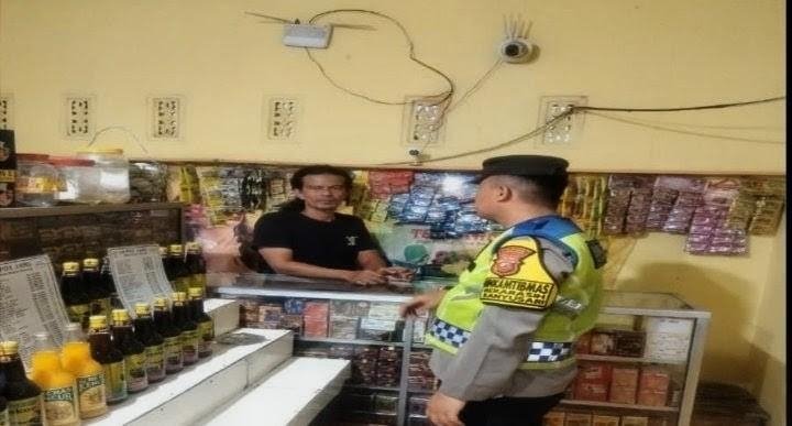 Tak.Kenal Lelah, Prekat Polsek Banyusari Gelar Razia Miras Demi Ciptakan Situasi Kamtibmas Kondusif