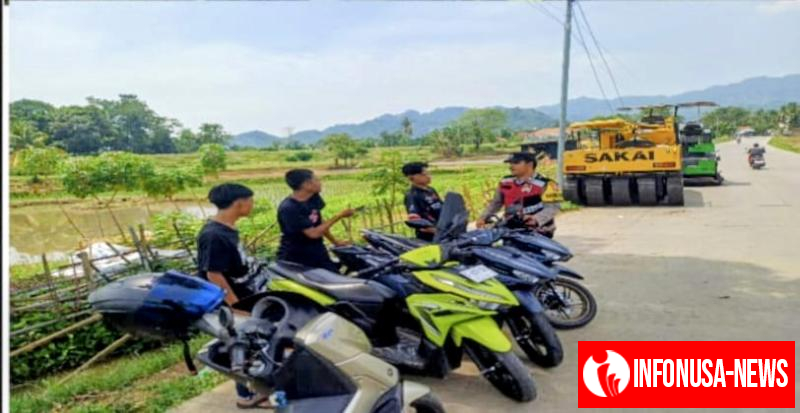 Personil Polsek Tegalwaru Giat Patroli Siang Edukasi Pelajar Jauhi Tawuran Pelajar dan Ketahui TPPO