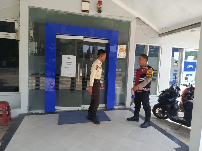 Guna cegah C3 di wilkumnya, Personil Polsek Tempuran Res Karawang Sampaikan Pesan Kamtibmas di perbankan.