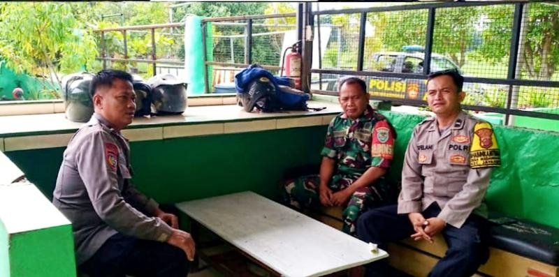 Sinergitas TNI, POLRI Bhabinkamtibmas Giat Sambang Silaturahmi Ke Bhabinsa Koramil 0404 Rengasdengklok