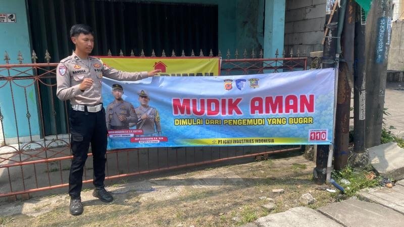 Satlantas Polres Karawang Pasang Rambu Tambahan saat Ops Ketupat Lodaya