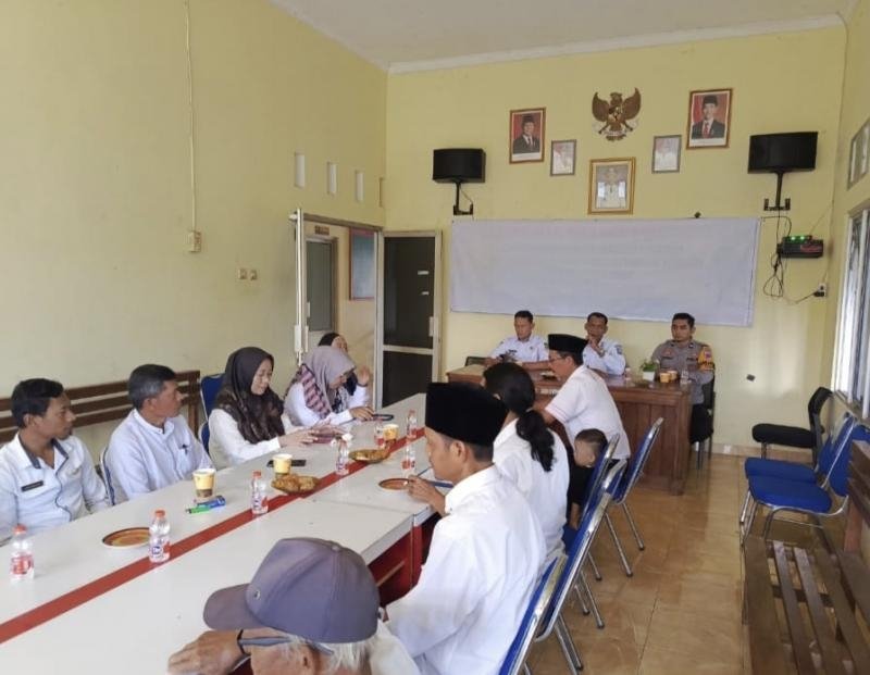 Bhabinkamtibmas Polsek Tegalwaru Ikuti Rapat Minggon di Desa Cintalaksana Imbau Waspada Kamtibmas