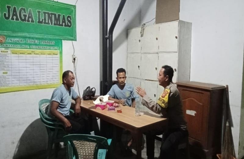 Perkuat Sinergi! Bhabinkamtibmas Polsek Telukjambe Timur Sambangi Linmas di Kantor Desa Sirnabaya