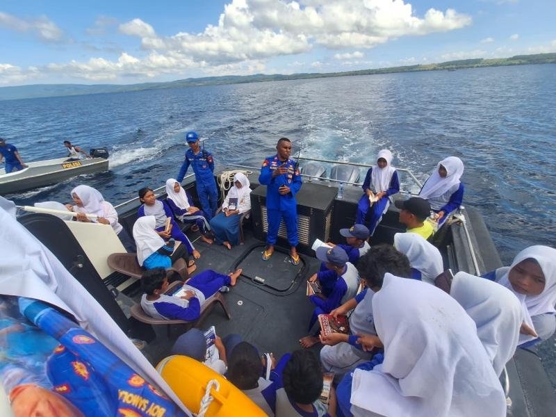 Perpustakaan dan Klinik Terapung: Wujud Nyata Pelayanan Prima Ditpolairud Polda NTB bagi Masyarakat Pesisir