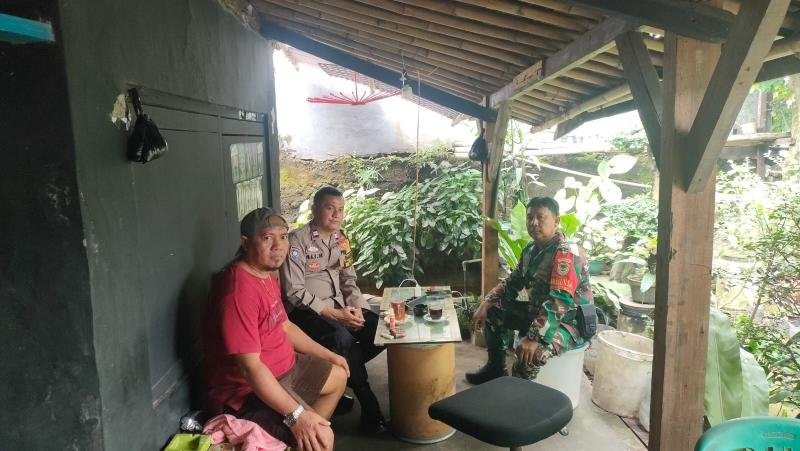 Sinergitas POLRI dan TNI, Bhabinkamtibmas dan Babinsa Sambangi Warga Desa Sumurkondang