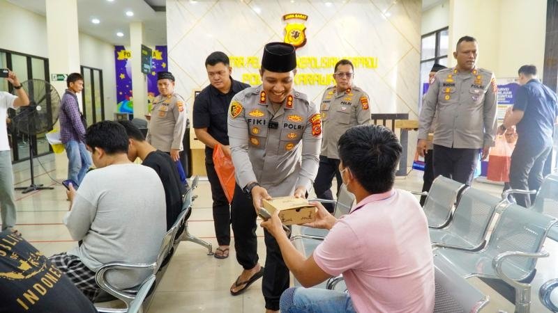 Wujud Kepedulian Sosial, Polres Karawang Gelar Jumat Berkah