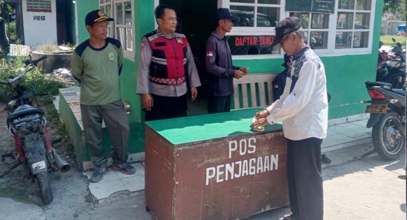 Upaya Anggota Personel Polsek Lemahabang Imbau Petugas Jaga Situs Budaya Makam Syekh Quro Untuk Tetap Pertahankan Kamtibmas