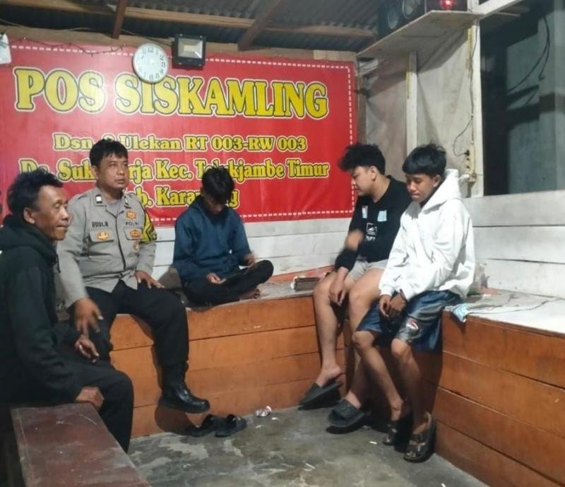 Bhabinkamtibmas Desa Sukaharja Ikut Ronda Malam, Bersama Warga Ngawangkong Bareng di Poskamling