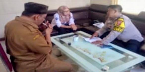 Jalin Silaturahmi, Bhabinkamtibmas Polsek Klari Sambang ke Kantor Desa Cibalongsari