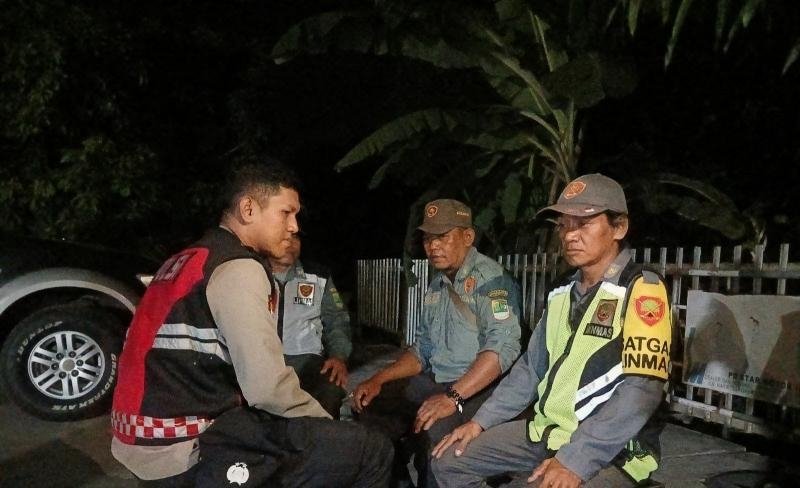Dampingi Warga Lakukan Ronda, Bhabinkamtibmas Polsek Telagasari Pastikan Lingkungan Kondusif