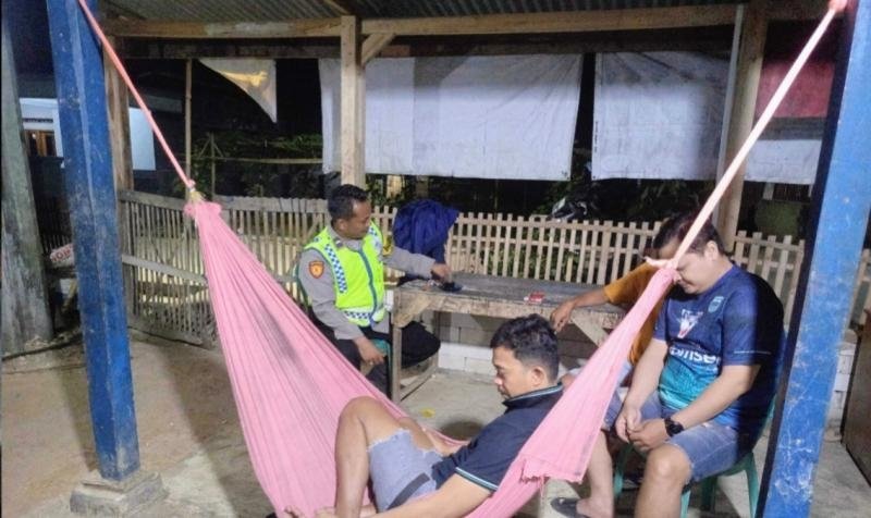 Polsek Pangkalan Monitoring Kondusifitas Malam di Kampung Sirnasari saat Laksanakan Patroli Prekat