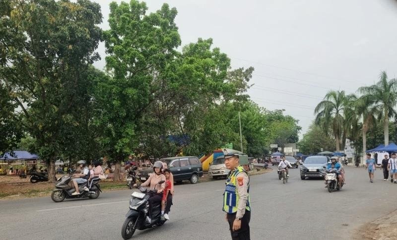 Cegah Arus Lalu Lintas Tersendat, Polantas di Karawang Atur Lalu Lintas Pagi saat Jam Sibuk