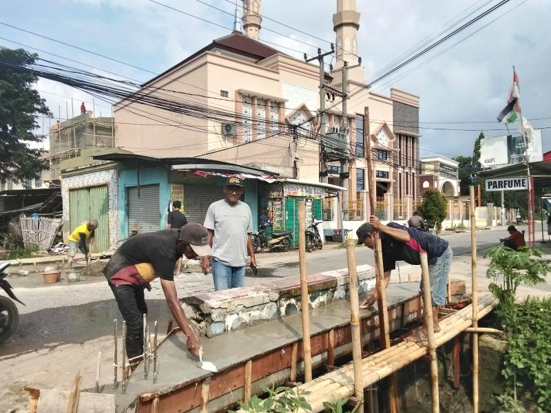 Wujud Kepedulian Warga Desa Cikampek Barat, Jembatan Dusun Sukatani Diperlebar Secara Swadaya