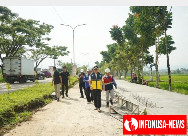 Bupati Garut, Abdusy Syakur Amin Melaksanakan Monitoring Langsung Proyek Perbaikan Jalan Perkotaan di Jalan Prof. KH. Anwar Musaddad Kecamatan Tarogong Kaler