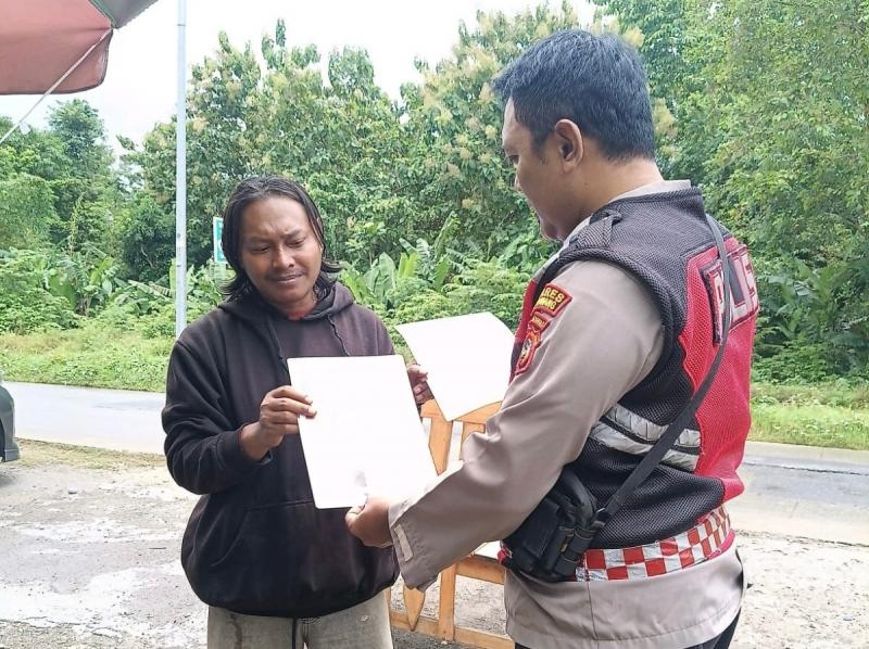 Upaya Aipda Abdul Rahman Bhabin Polsek Banyusari Melaksanakan Giat Sosialisasi QR Barcode ke Masyarakat