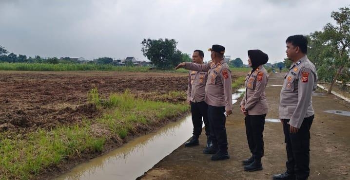 Kapolsek Klari Dampingi Kabag SDM Polres Karawang Cek Lahan Tanam Jagung Dukung Swasembada Pangan