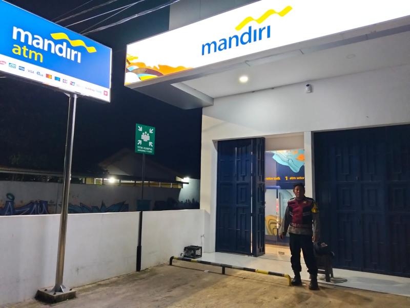 Aipda Arif Polisi Batujaya Cegah GU Kamtibmas di Bank Mandiri Unit Batujaya di malam hari
