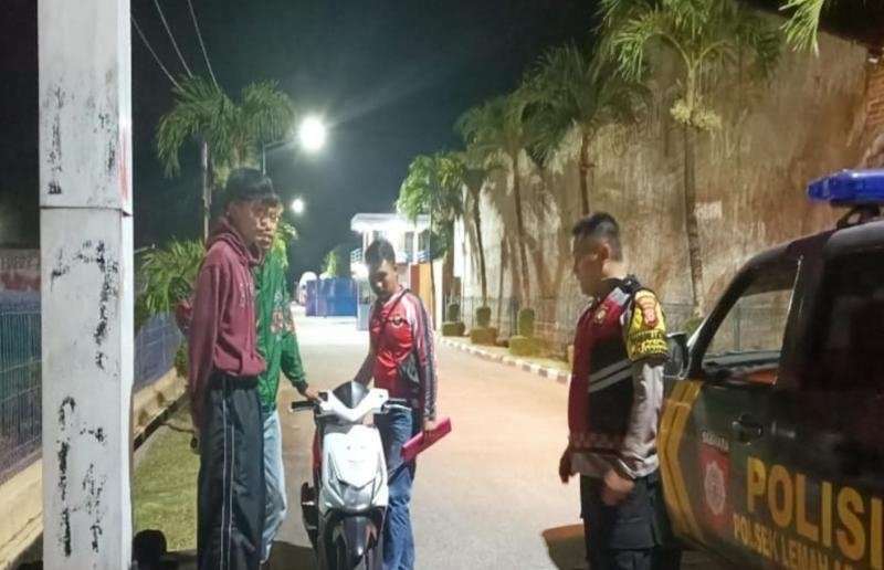 Upaya Bripka Ricky Polsek Lemahabang Sosialisasikan Pelarangan Knalpot Tidak Sesuai Spesifikasi Teknis