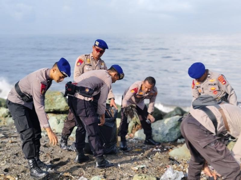 Personel Ditpolairud Polda NTB Tetap Laksanakan Bersih Pantai di Bulan Ramadhan