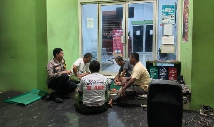 Bhabinkamtibmas Polsek Klari Sambangi Kantor Desa Saat Warga Sedang Ronda Malam, Ajak Warga Tetap Waspada
?