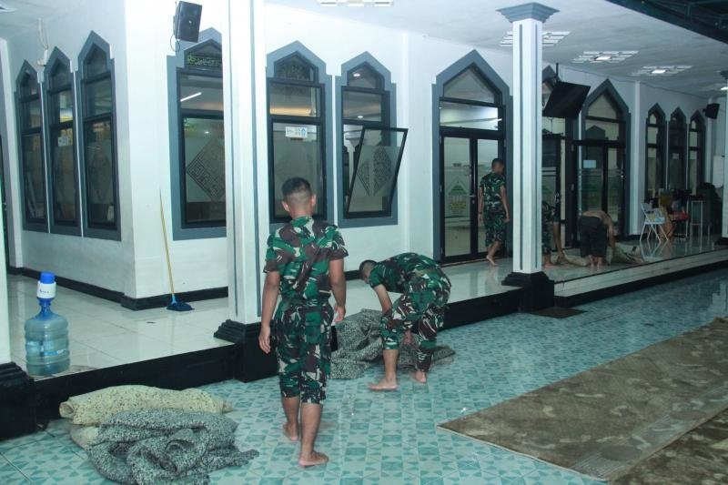 PRAJURIT MARINIR TETAP MENGABDI DI HARI RAYA IDUL FITRI, BANTU KORBAN BANJIR DI CIMANGGIS DEPOK