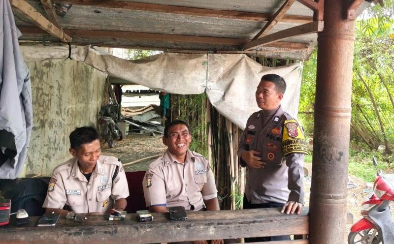 Sampaikan Pesan Keamanan, Bhabinkamtibmas di Telukjambe Timur Sambangi Security Perumahan Graha