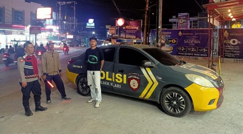 Patroli Polsek Klari Malam Sambang Warga di Tepi Jalan Raya Pancawati