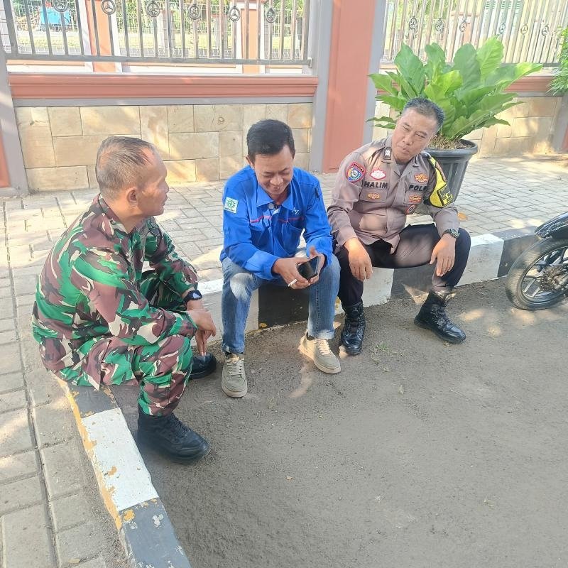 Perkuat Sinergitas TNI–Polri, Bhabinkamtibmas Desa Kiarapayung Bersama Babinsa Sambangi Warga dan Ajak Jaga Keamanan Lingkungan