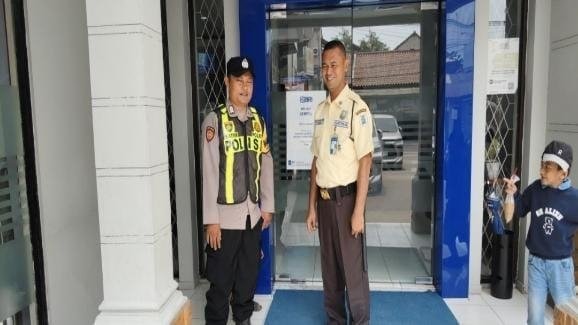 Patroli Siang di BRI Gempol, Polsek Banyusari Hadirkan Rasa Aman bagi Masyarakat