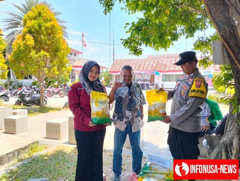 Anggota Polsek Batujaya buka Stan Gerakan Pangan Murah (GPM) untuk Masyarakat Kecamatan Batujaya