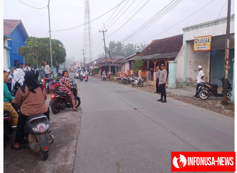 Momen Pelayanan Humanis, Polisi Pantau Kamseltibcarlantas di Depan Sekolah