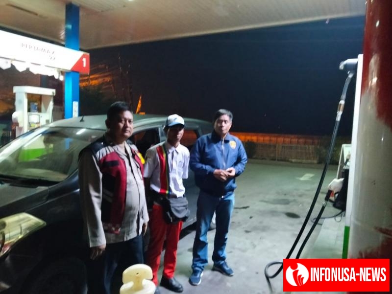 Anggota Polsek Batujaya melaksanakan Patroli Prekat di SPBU Batujaya guna mengantisipasi terjadinya GU Kamtibmas