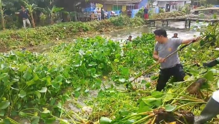 Antisipasi Dampak Banjir Meluas, Polres Karawang Fokus Pulihkan Akses Saluran Irigasi Dengan Gotong Royong Bersama