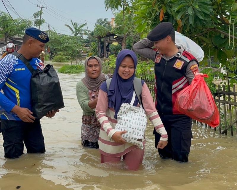 Kapolres Karawang: Keselamatan Warga Prioritas Utama dalam Penanganan Banjir Karangligar