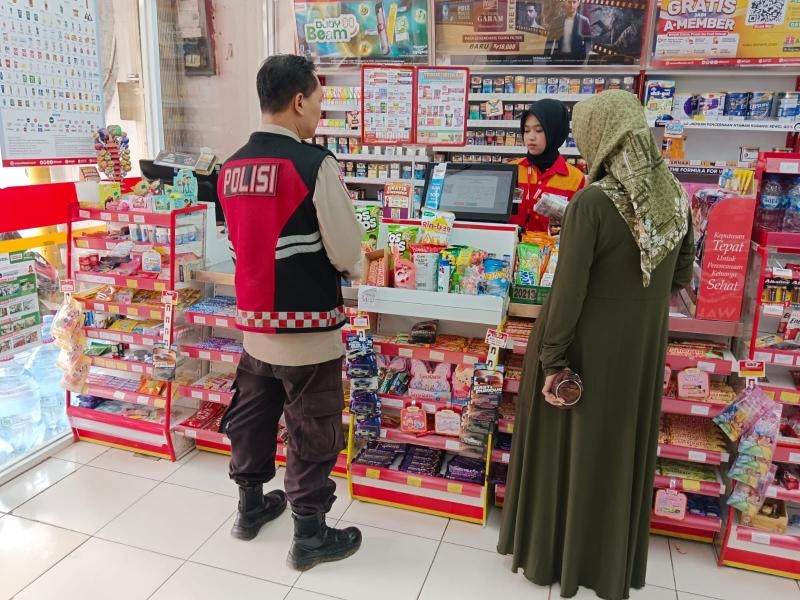Personil Polsek Tegalwaru Patroli Siang Sambang Minimarket di Loji Beri Pesan ke Warga Waspada