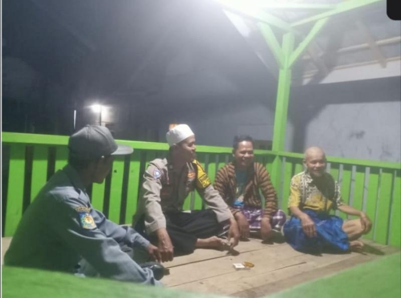 Bhabinkamtibmas Polsek Tegalwaru Ngawangkong di Poskamping Desa Cigunungsari Ajak Warga Waspada