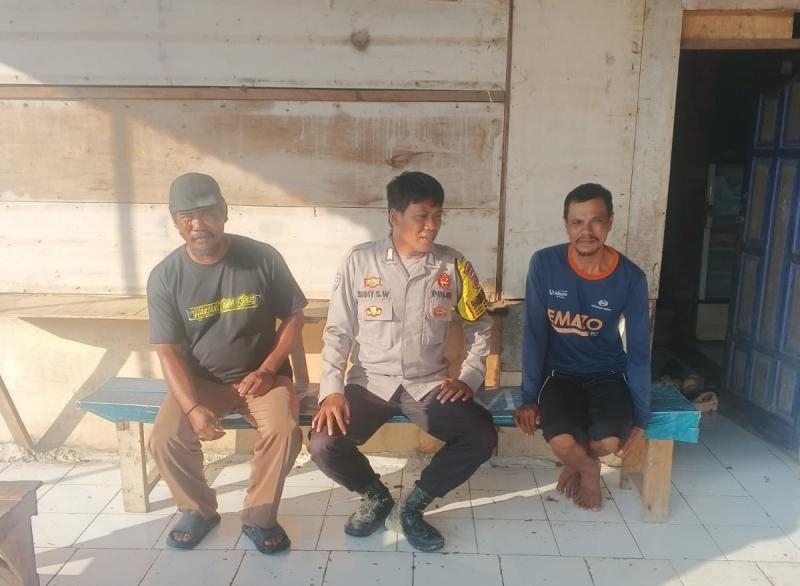 Bhabinkamtibmas Polsek Batujaya Sambangi Masyarakat pada saat melaksanakan Ibadah Puasa di Bulan Suci Ramadhan
Polres Karawang - Polsek Batujaya Polres Karawang Polda