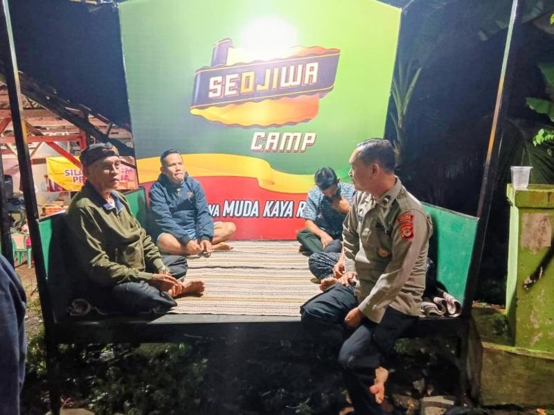 Edukasi Kamtibmas Personil Polsek Tegalwaru Saat Patroli Malam Sambang Warga Kampung Loji