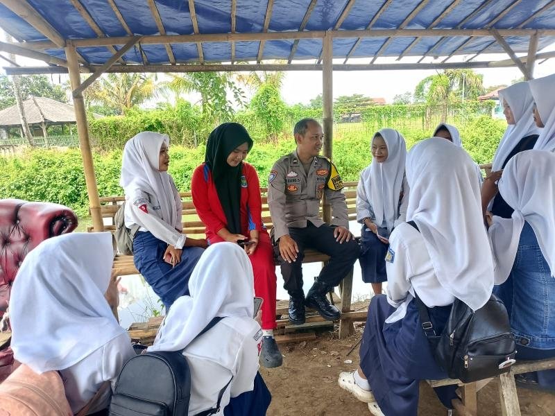 Anggota Polsek Tirtajaya melaksanakan Bimbingan dan Penyuluhan (Binluh) kepada Siswa/Siswi Smpn 1 Tirtajaya
