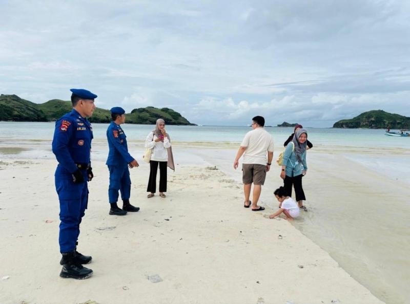 Personel Pospam Siaga SAR Ditpolairud Polda NTB Intensifkan Himbauan Keselamatan di Pantai Kuta Mandalika