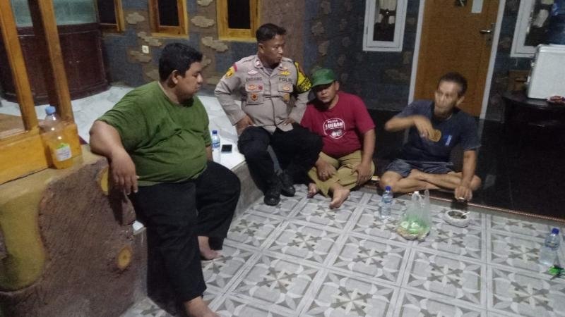 Bhabinkamtibmas Polsek Klari Sambang Rumah Warga pada Malam Hari