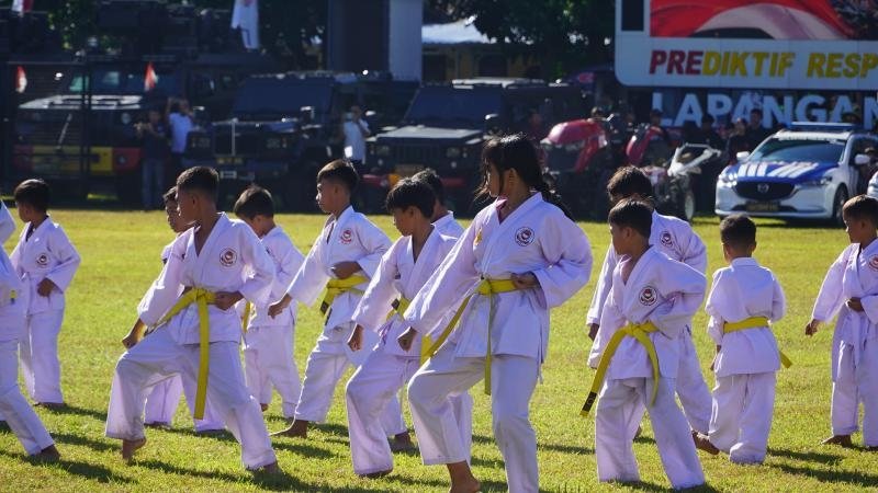 Karate Dojo Ditpolairud Polda NTB Meriahkan Perayaan HUT Polri Ke-80