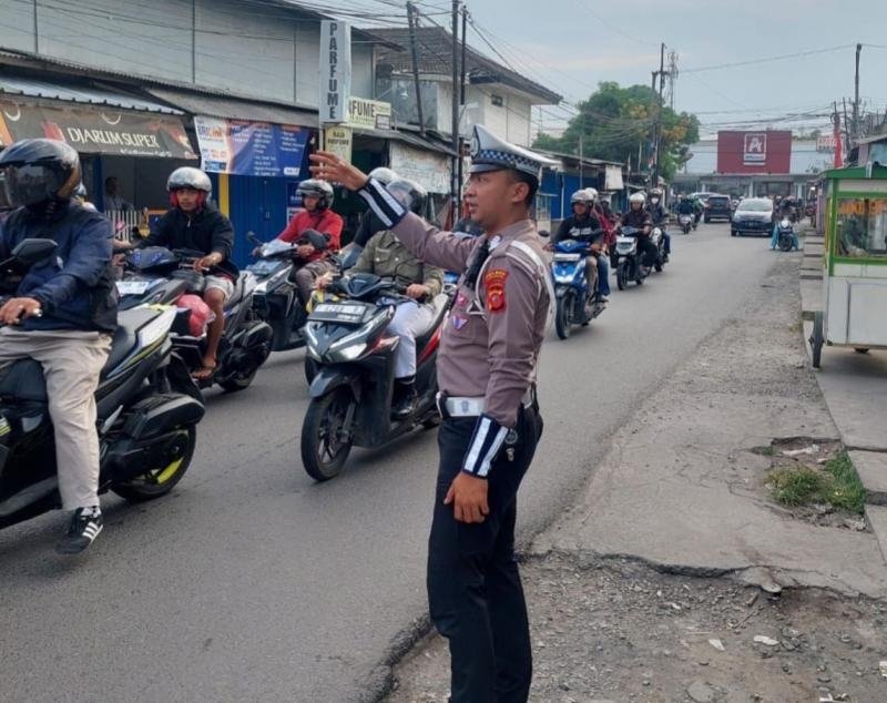 Antisipasi Kemacetan Kendaraan di Jalan Raya, Satlantas Polres Karawang Rutin Laksanakan Pengaturan Lalu Lintas