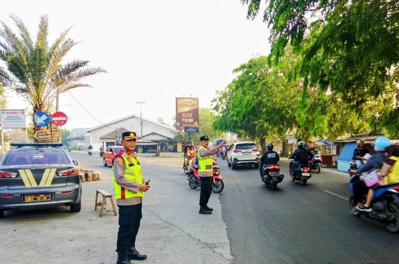 Sapa Pagi, Kapolsek Rengasdengklok Bersama Anggota Gelar Gatur Lalin Pagi di Persimpangan Dusun Bedeng Desa Amansari