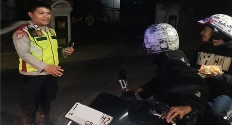 Personel Polsek Lemahabang Sosialisasikan Pelarangan Knalpot Tidak Sesuai Spesifikasi Teknis Kepada Pengendara