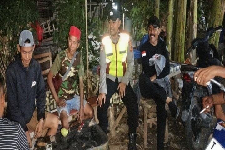 Personil Polsek Tegalwaru Patroli Malam Sambangi warga Cacaban Waspadai Aksi Kejahatan