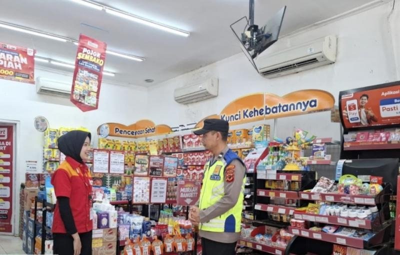 Personil Polsek Tegalwaru Gelar Patroli Siang di Minimarket Munjul Imbau Warga Waspadai Celah Aksi C3