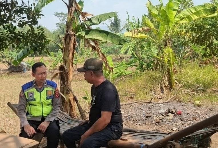 Personil Polsek Tegalwaru Patroli Siang Sambangi Warga di Loji Cintalaksana Imbau Bersama Jaga Kamtibmas